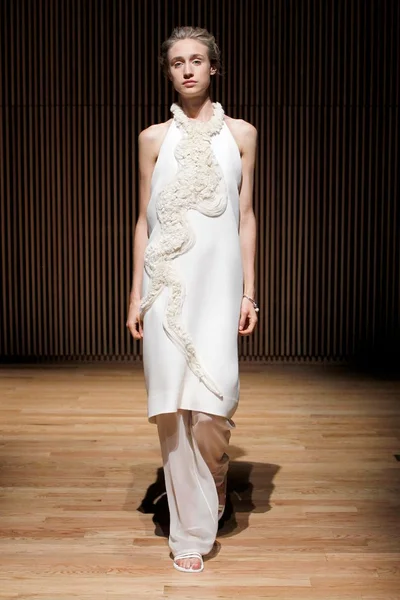 Look 16